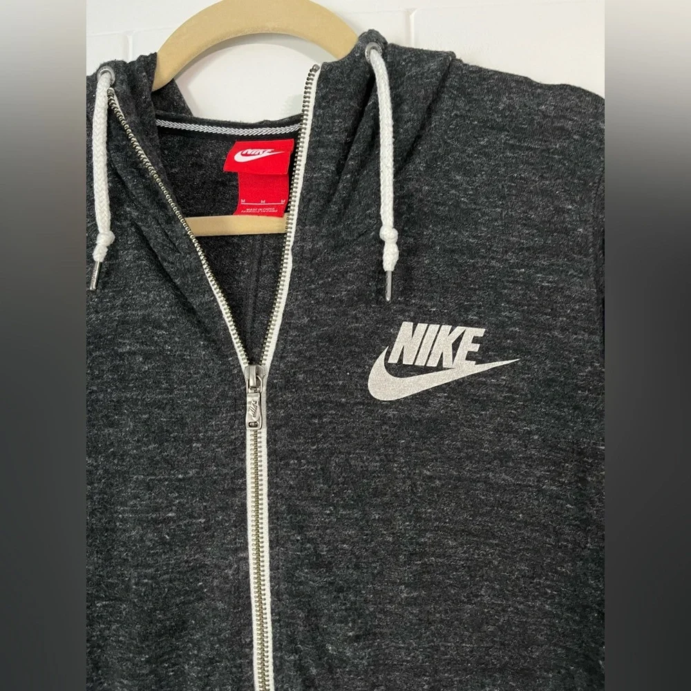 Nike Black Zip-Up Jacket with Athletic Style